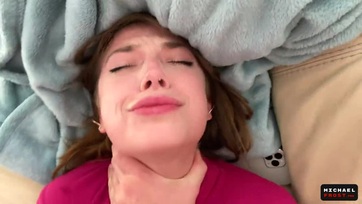 A mostoha testvérem kerek kis picsájától gyorsan felállt a péniszem úgyhogy bevertem neki Thumb