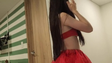 A csábos tini lány mini szoknyában tanga nélkül látogatta meg a mostohafaterját aki meg is baszarintotta a sunáját Thumb