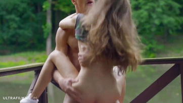 A kívánnivaló tini ribi és a helyes faszija a stégen estek egymásnak Thumb