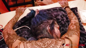 Tetkós szajha pitizik a péniszért mialatt zabálják a fincsi puniját Thumb