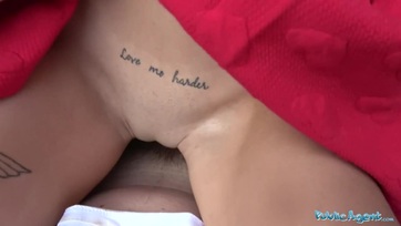 Jóváhagyta a vékonyka fiatal ribanc hogy az álügynök pénzért megkefélhesse a vagináját Thumb