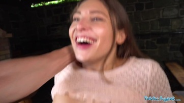 Levadászta a kívánatos uráli cicát a megállóhelyen és elvonszolta hogy megrakja Thumb