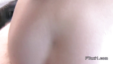 Széttárta a combjait a magyarországi amatőr szexbomba a bérautó hátsó ülésén Thumb