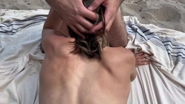 A kanja és annak spanja is egymást követően megkefélték a milf nőcit a partvonalon Thumb