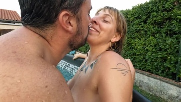 Lehúzta a fürdőruhát a budapesti csajáról és meghágta a nunusát a víz alatt Thumb