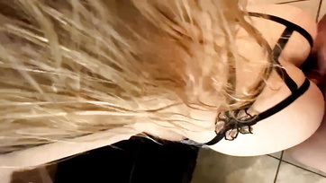 A házastársa spanjának pöcsét is élvezettel megnyálazta a kis romlott nő Thumb