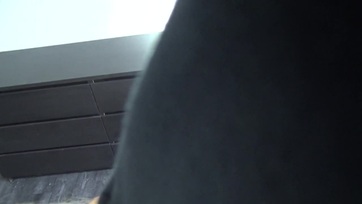 A szép testalkatú milf profin megszökdelte a kékerest és zsákmányolt egy kis fehérjét az arcocskájára Thumb