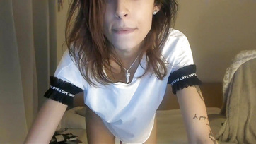 A fanjainak maszturbálgat a fiatal kívánós pipi a szexkamerán át Thumb