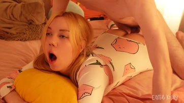 A csintalan mostoha tesóm anál plug-al a nyílásában várta hogy beverjem az ürítőjébe Thumb