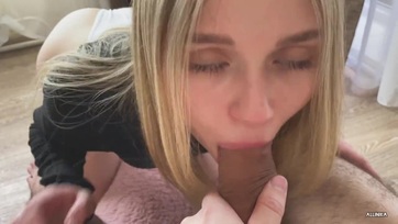 A cukimuki platinaszőke tinicsaj gyorsan megízlelgette a kolbászomat majd beleült a csatakos kis nunikájával Thumb