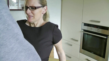 Széttette a combjait az alul mezítelen fritz asszisztens és beeresztette a felettese kolbászát Thumb