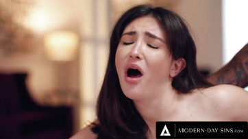 A barna hajú szexőrült szuka rábeszélte a kettő jóvágású expasiját hogy farkalják fenékbe Thumb