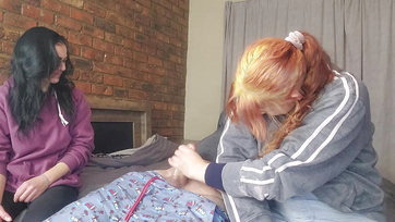 A kettő félős fiatal lány váltogatva cibálta meg a mostohafivére brokiját Thumb