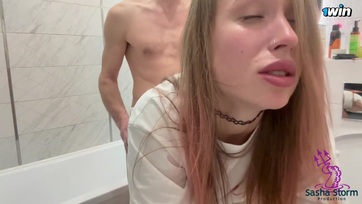 Odadugtam az álló pöcsömet a bűbájos mostoha hugimnak a fürdőszobában majd figyelmesen meg is flexeltem Thumb