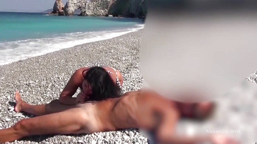 Megkívánta a partvidéken masztizó anonim pasas nagy fütykösét a huncut milf némber Thumb