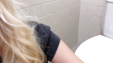 Egy anonim srác megfarkalt a kocsma toalettján és egy óriásit lövellt az arcocskámra Thumb