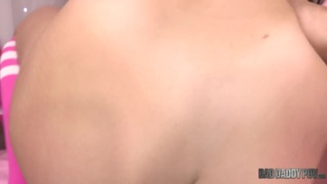 A kedves kis liba odapréselődött a nevelőapjához és előkapta a brokiját a gatyájából Thumb