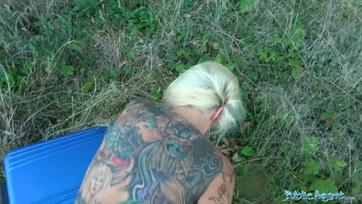 Megmutizgatta a bazinagy megnagyobbított dudáit és a cunijába is bebocsátotta az utca ügynök pöcsét Thumb