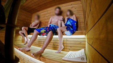 Szauna kalandok: Egy hajadon feleségnek és egy fiatal házaspárnak is szemléltettem a duzzadó dárdámat a gőzkabinban Thumb